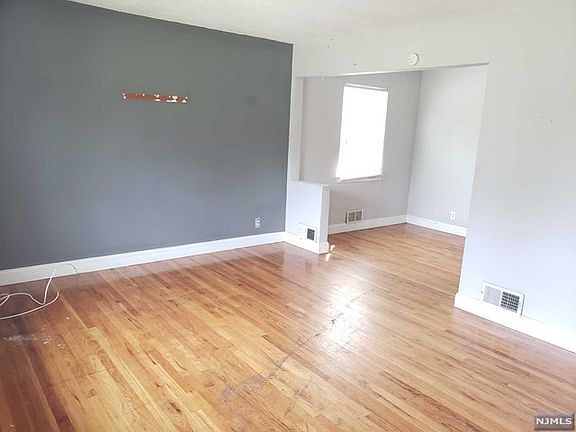 3rd image of 690 Lucy Ave
