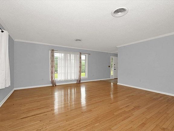 3rd image of 1300 Larkwood Dr NE
