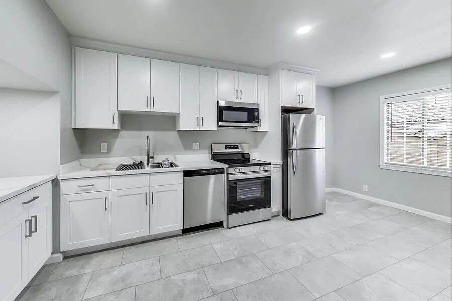 Beautiful 3 Bedroom with Renovated Kitchen — Photo 1