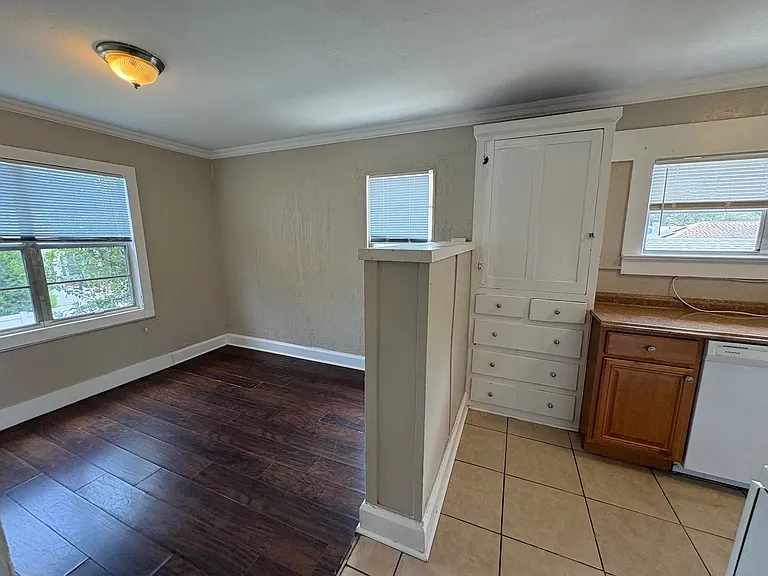 Kitchen & dining room combo