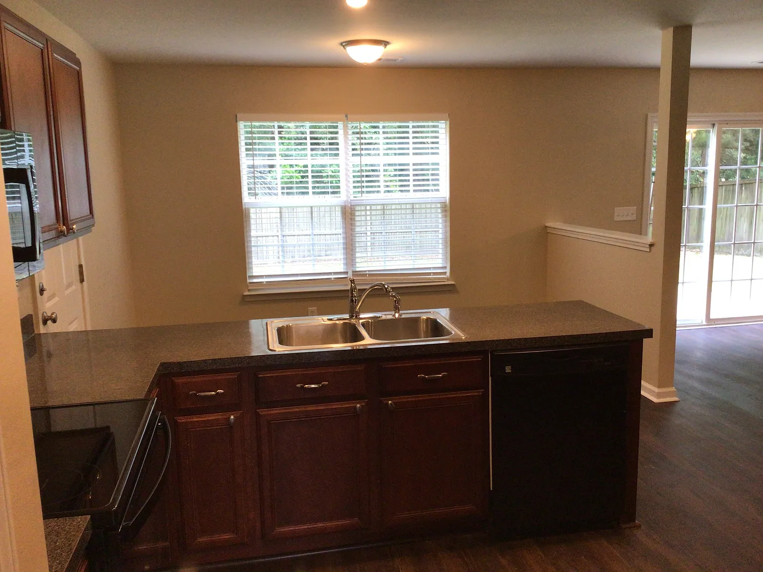 6 bed, 2.5 bath, 2326 sqft, $2,655 — Photo 3