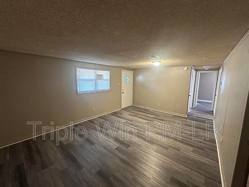 2 bed, 1.0 bath, $725 — Photo 4