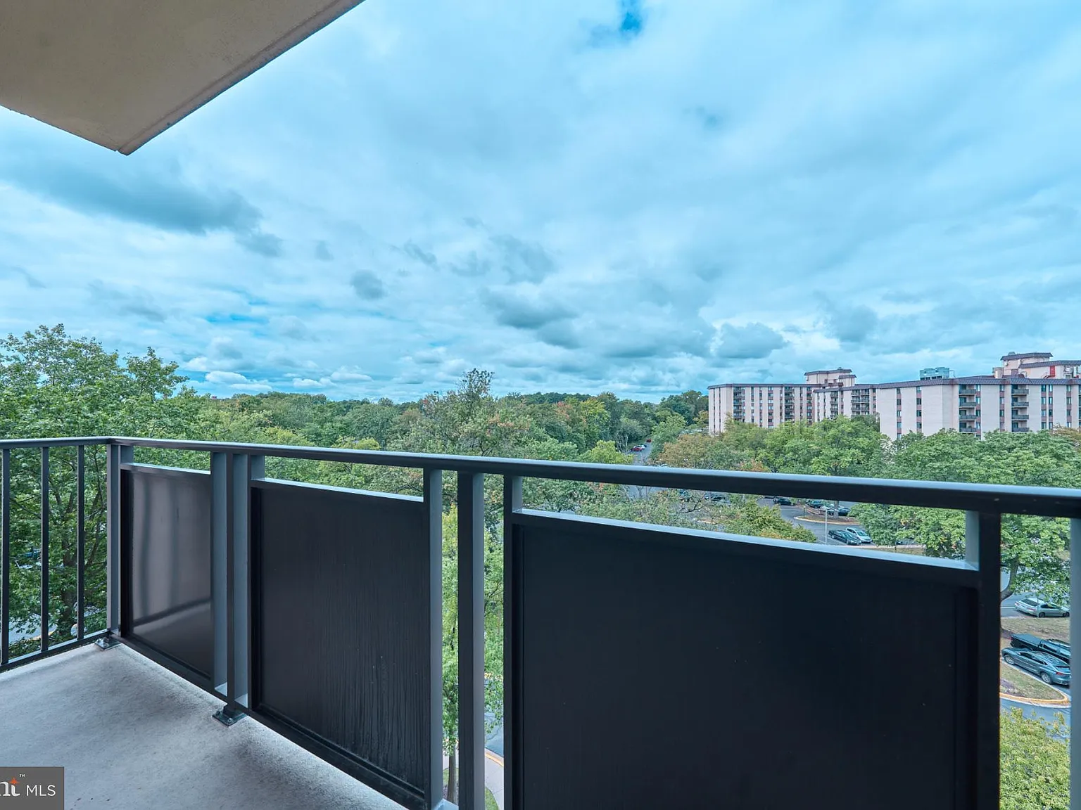 Woodlake Towers Condo — Photo 3