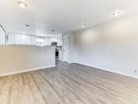 4th image of 11818 103rd Ave NE