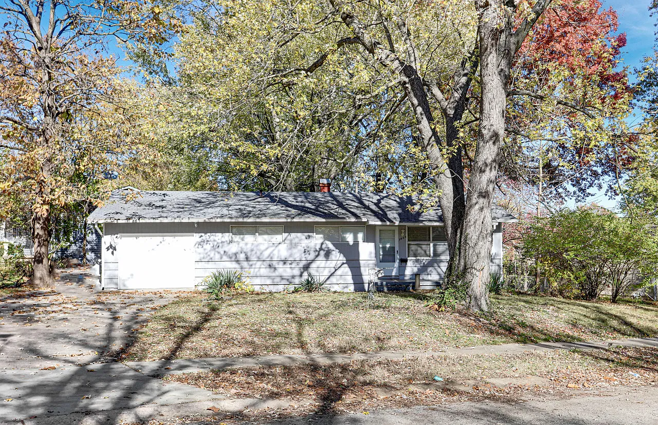 3 bed, 1040 sqft, $1,200 — Photo 1