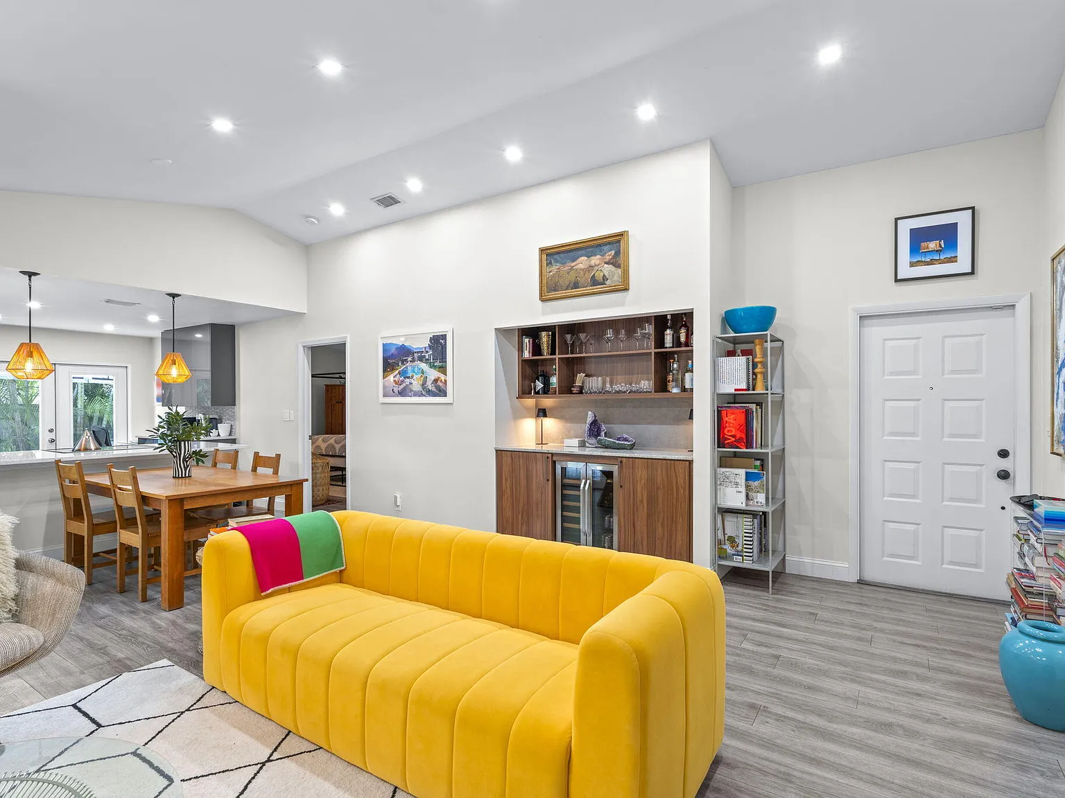 2 bed, 2.0 bath, 1231 sqft, $7,000 — Photo 3