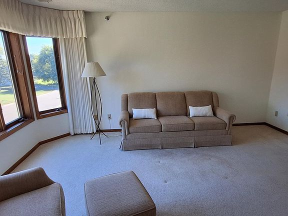 4th image of 4035 Victoria St N APT 204