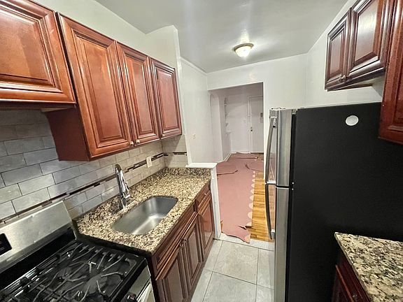 5th image of 2281 Bathgate Ave Unit 2C