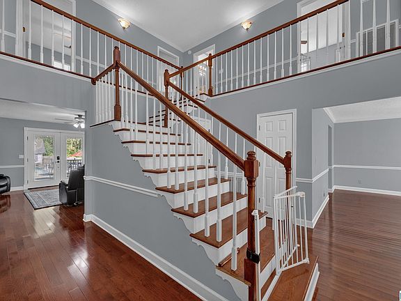 3rd image of 520 Harbor Rd