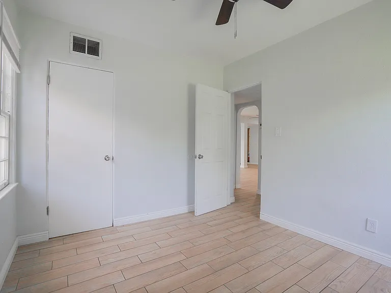 506 W 11th St — Photo 23