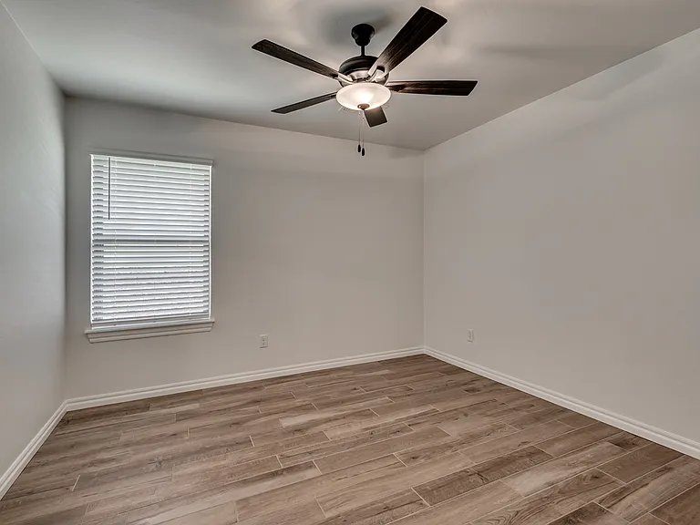 3233 Alameda St — Photo 20