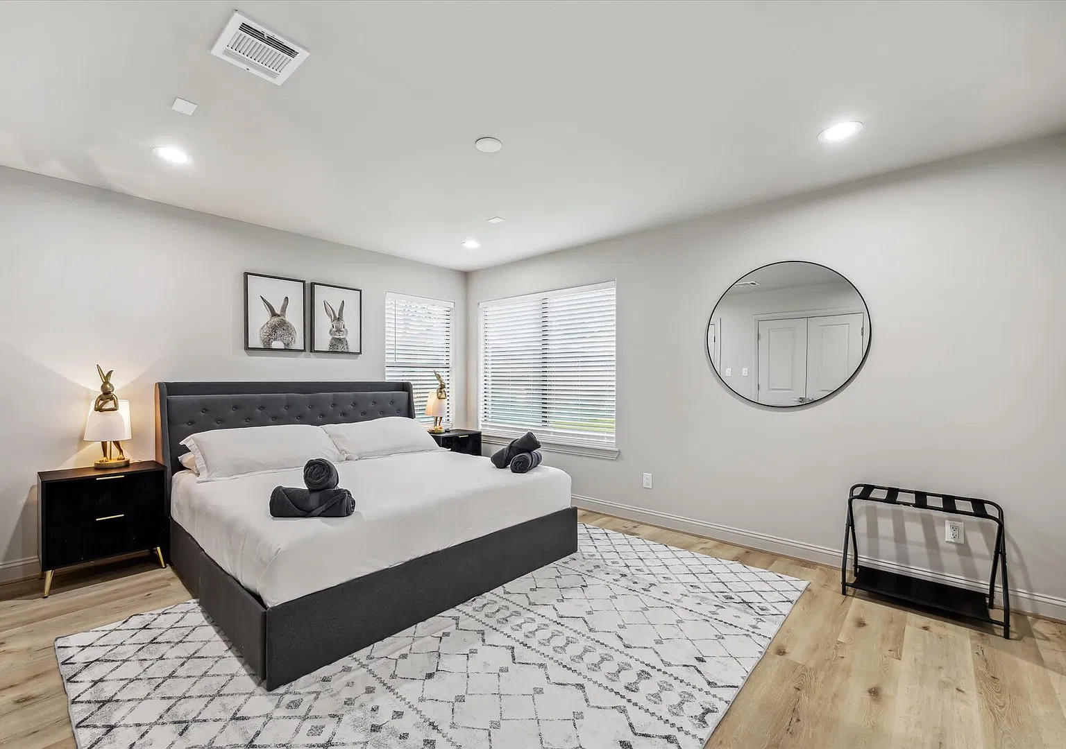 4BR Home Near Med Center with Hot Tub & Cinema — Photo 2