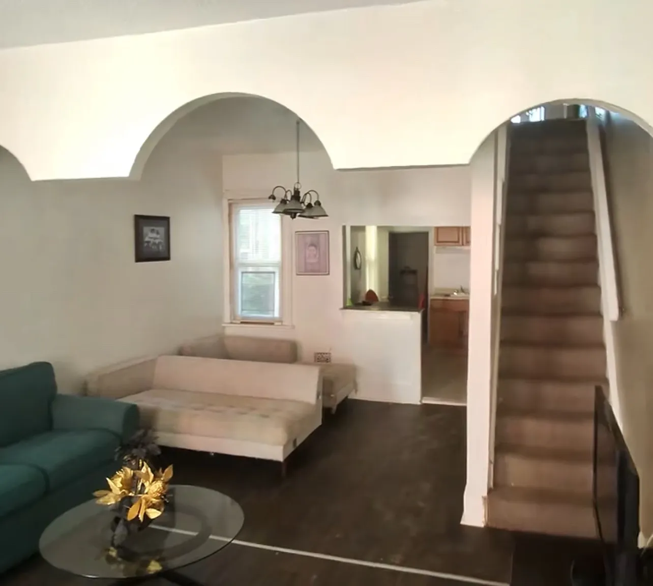 3 bed, 1048 sqft, $699 — Photo 1