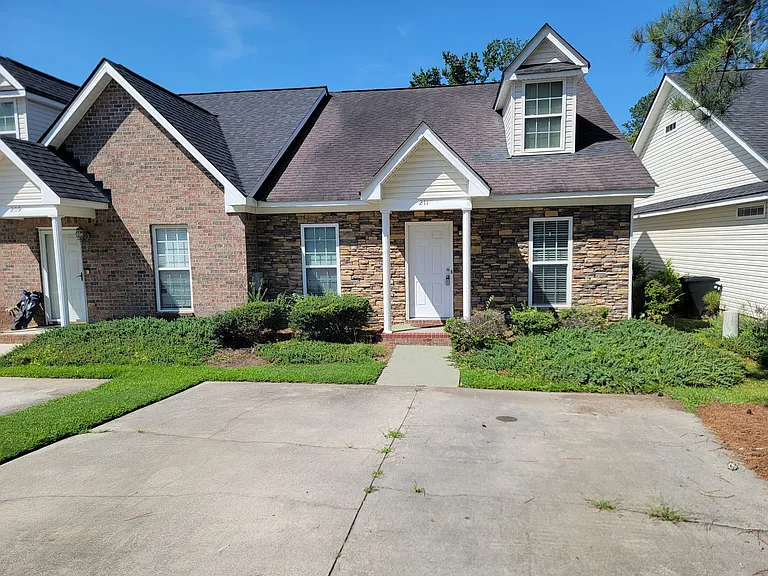 211 Brook Ct — Photo 1