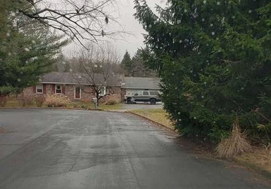 2nd image of 28 Dogwood Dell Dr
