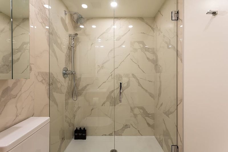 West Vancouver Apartment for rent - 2 Bedrooms — photo 12