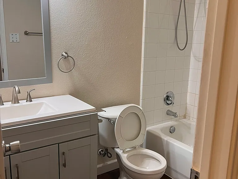 1017 Alexandria Dr — Photo 12