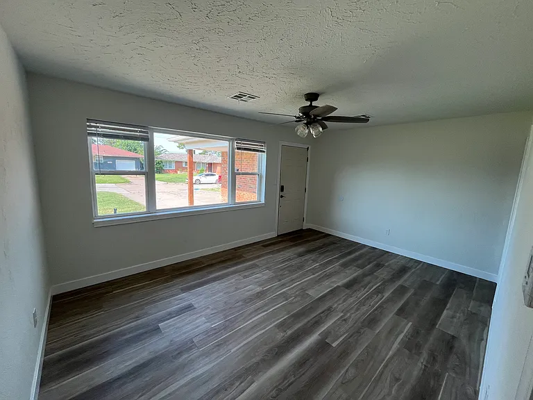 137 W Rose Dr — Photo 4