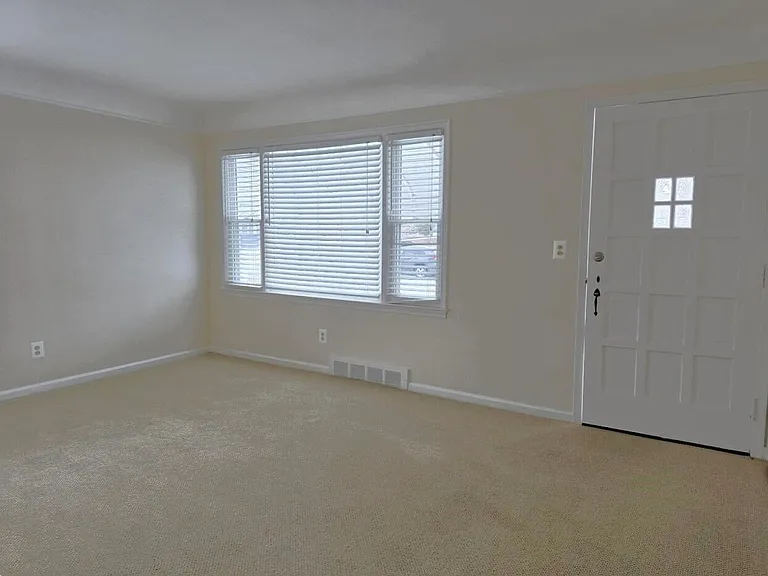 9924 Roseland St — Photo 2