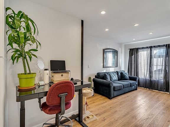 4th image of 11025 Kittridge St #112