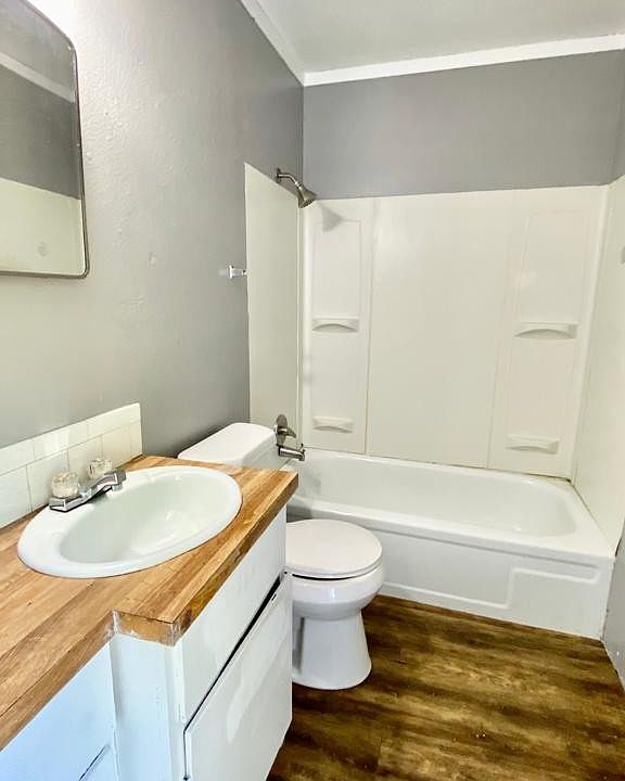 2nd image of 909 W 21st St #2