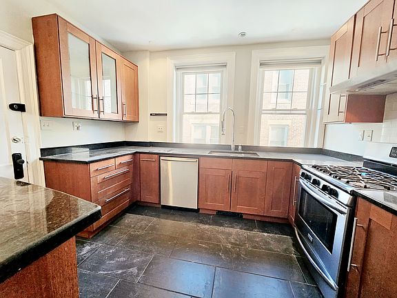 2nd image of 79 Thatcher St #9