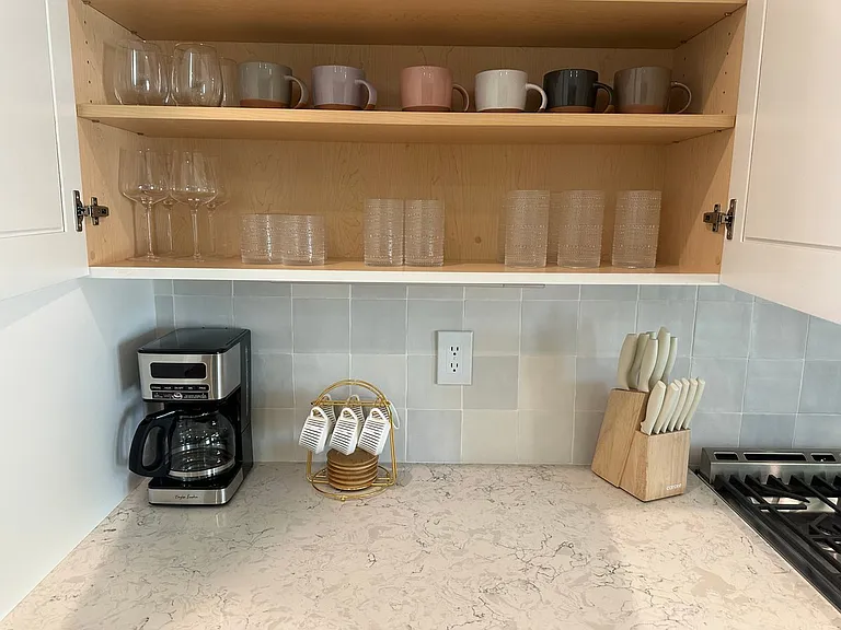 1121 E Powell Way — Photo 8