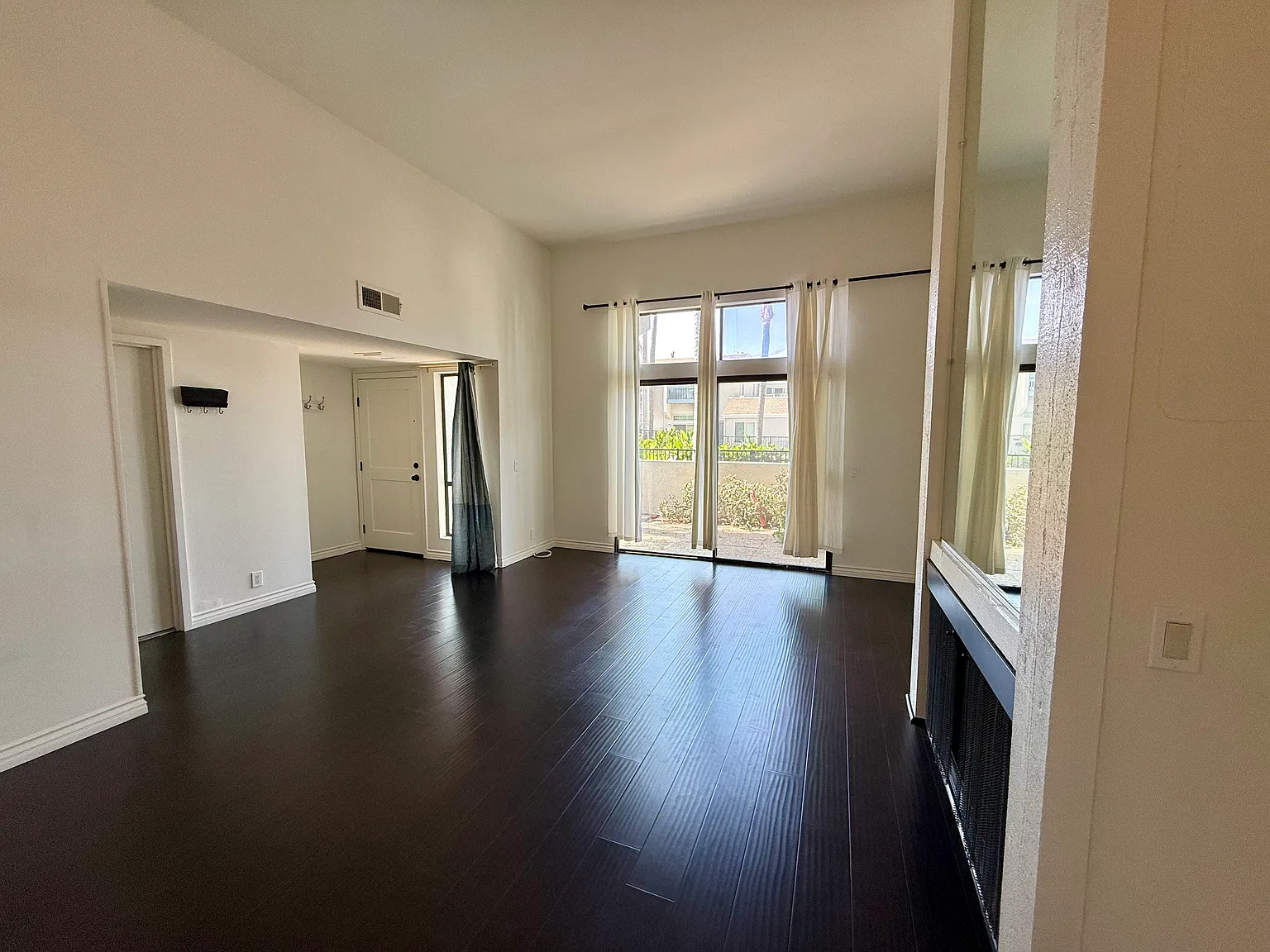 3 bed, 2.5 bath, 1652 sqft, $4,200 — Photo 2