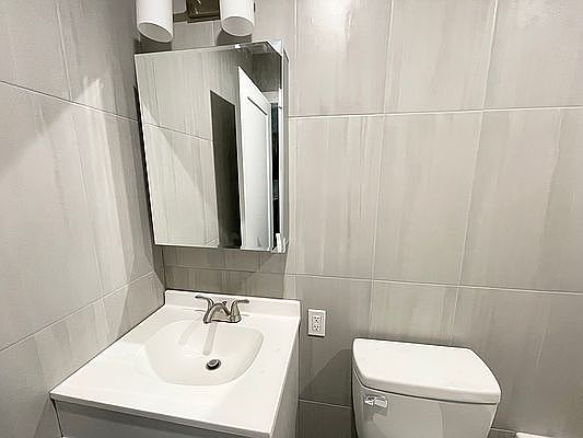 5th image of 69 Cooper St APT 1A