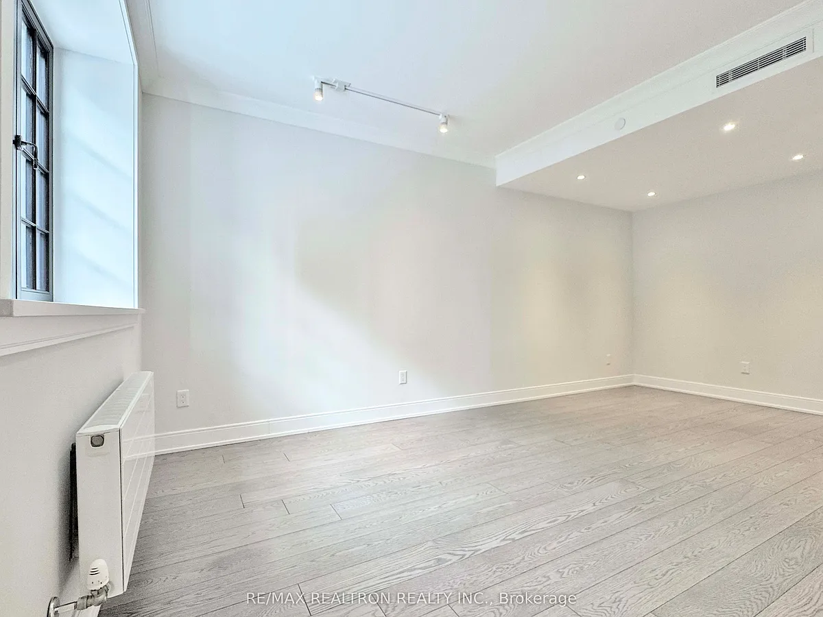 Building Photo - 2 Clarendon Ave #105