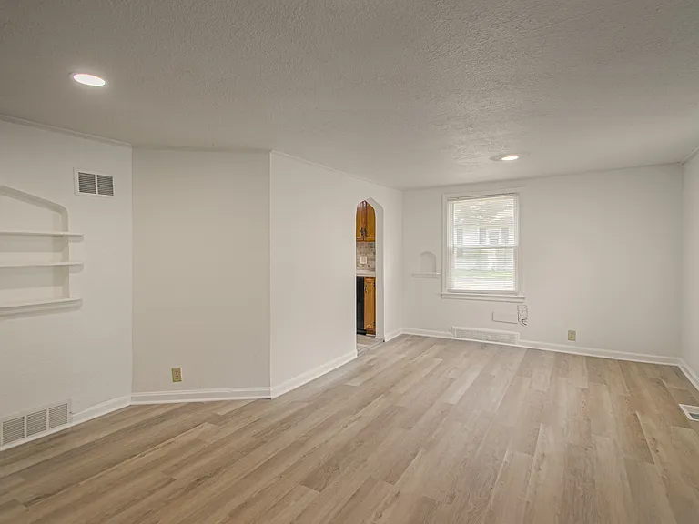 7800 Jefferson St — Photo 4
