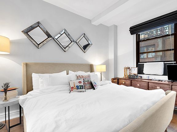 4th image of 162 W 56th St APT 1602