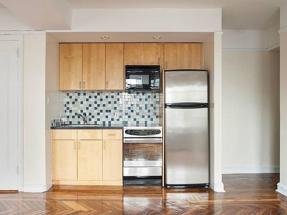 3rd image of 320 E 42nd St APT 2417