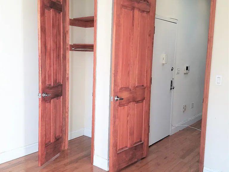 28 Scholes St #2-R — Photo 6