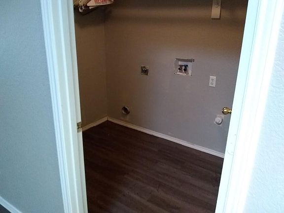 3rd image of 1103 Greenview Ln