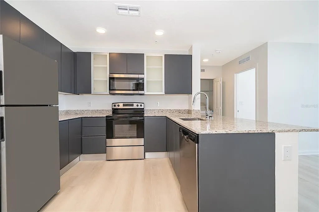 2 bed, 2.0 bath, 1023 sqft, $1,700 — Photo 2