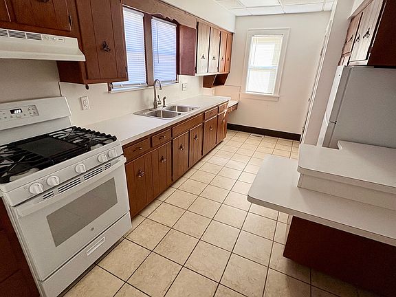 2nd image of 515 W 11th St