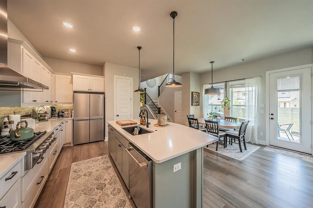 3 bed, 2.5 bath, 2375 sqft, $4,450 — Photo 4