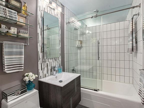 5th image of 301 E 48th St APT 17C