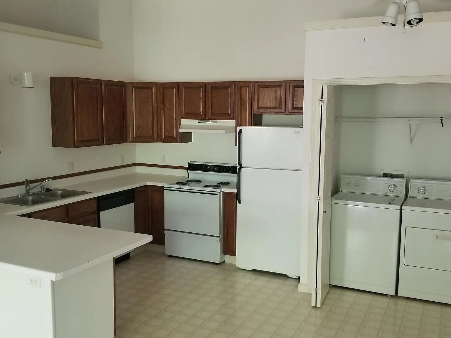 2 bed, 1300 sqft, $1,600 — Photo 3