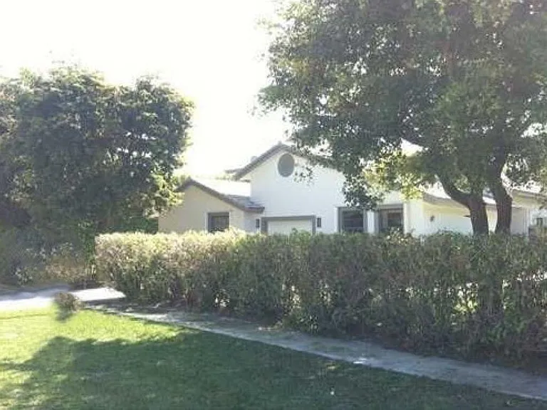 518 NE 48th St — Photo 3