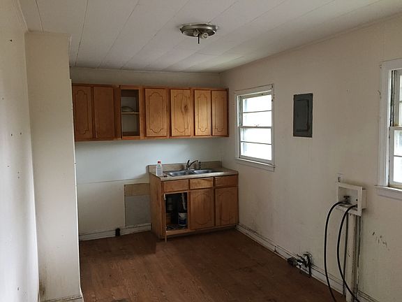 5th image of 101 N Branch St
