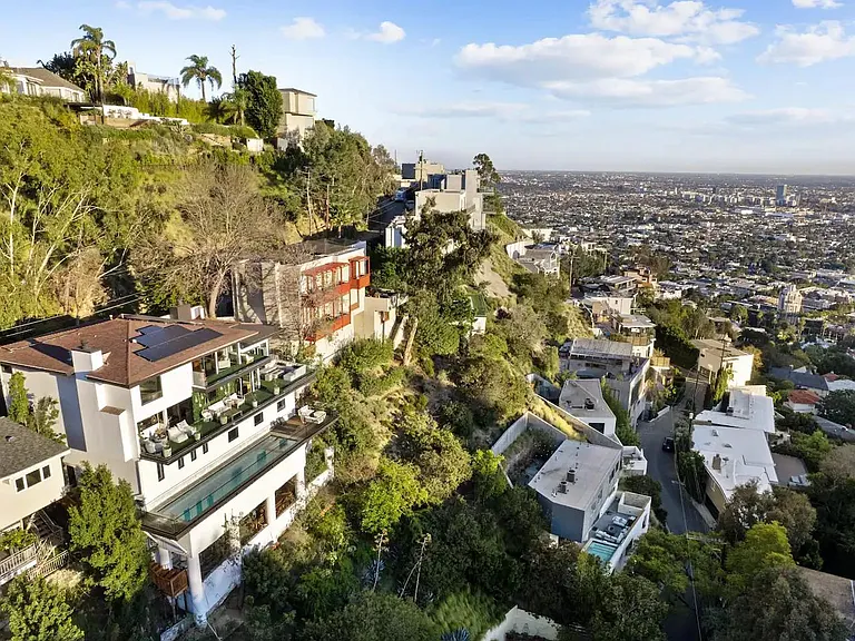 Capture picture-perfect moments against the backdrop of the Hollywood skyline.