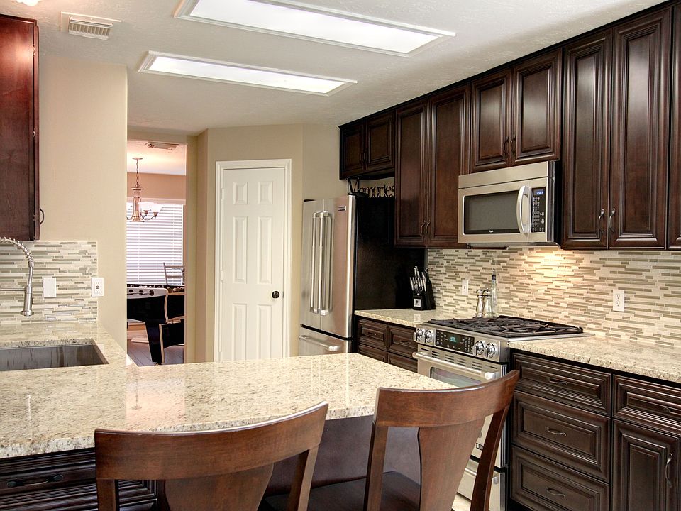 2nd image of 142 W Russet Grove Cir