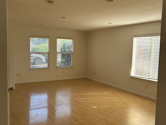 2nd image of 1049 E Taylor St
