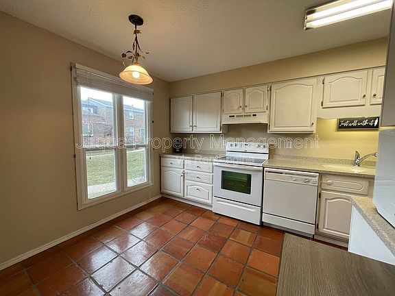 3rd image of 2591 Stratford Dr