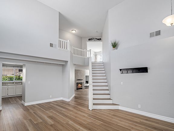 4th image of 44124 Mariposa Dr