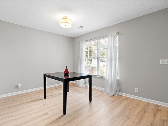4th image of 3805 Williamette Dr