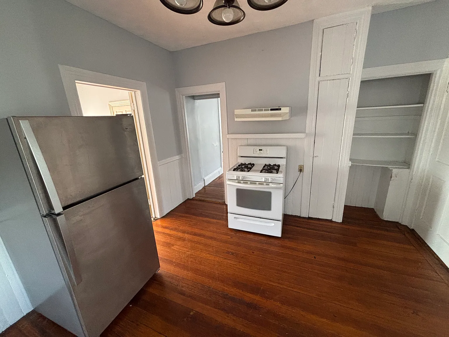 3 bed, 1300 sqft, $2,550 — Photo 2