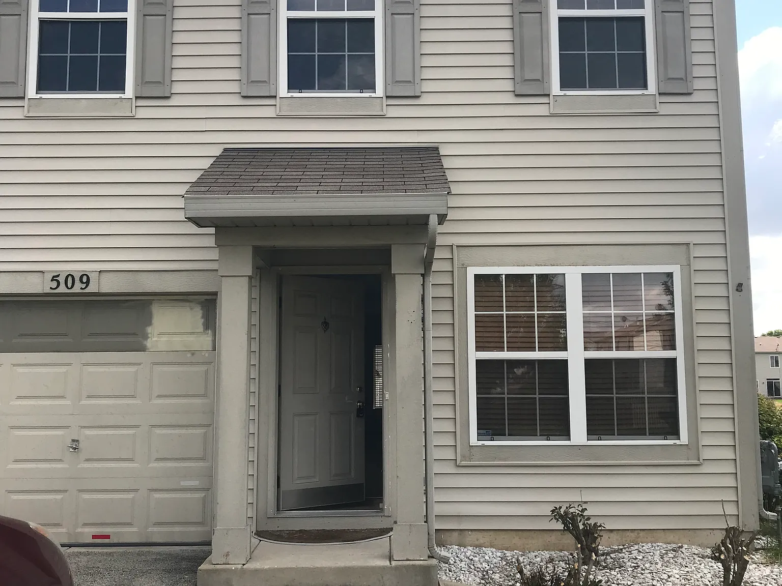 3 bed, 2.5 bath, 1768 sqft, $2,350 — Photo 2